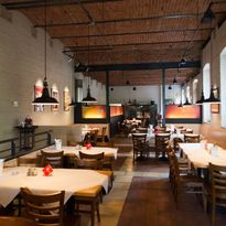 Restaurant of the restaurant to the factory with set tables and beautiful lighting